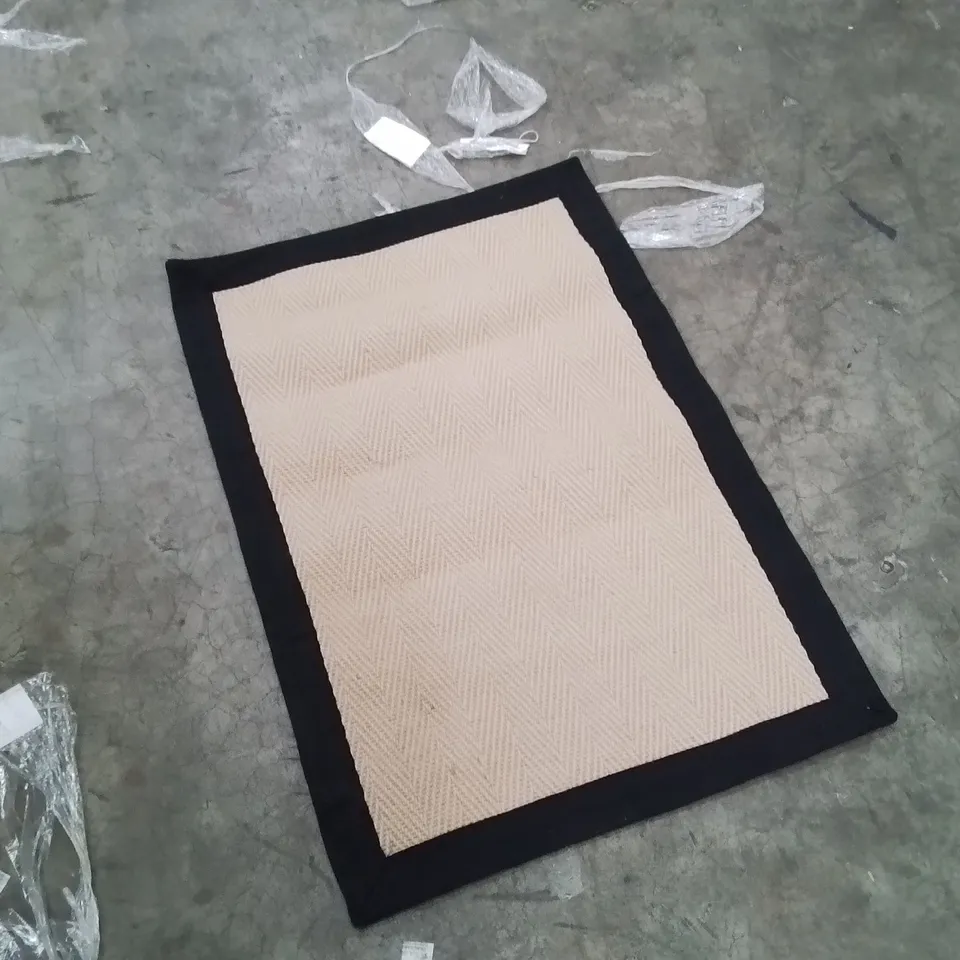 QUALITY DESIGNER AREA RUG - APPROXIMATELY 90X60CM