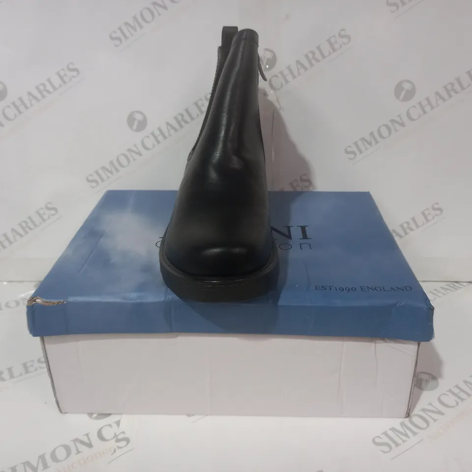 BOXED PAIR OF AJVANI COLLECTION SHOES IN BLACK UK SIZE 7