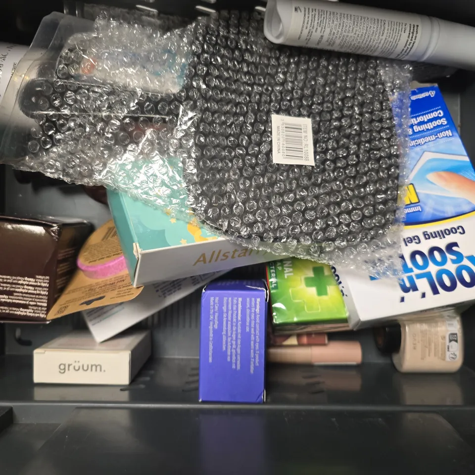APPROXIMATELY 12 ASSORTED HEALTH & BEAUTY ITEMS TO INCLUDE - HEAD & SHOULDERS SHAMPOO , L'OREAL BARBER CLUB ETC
