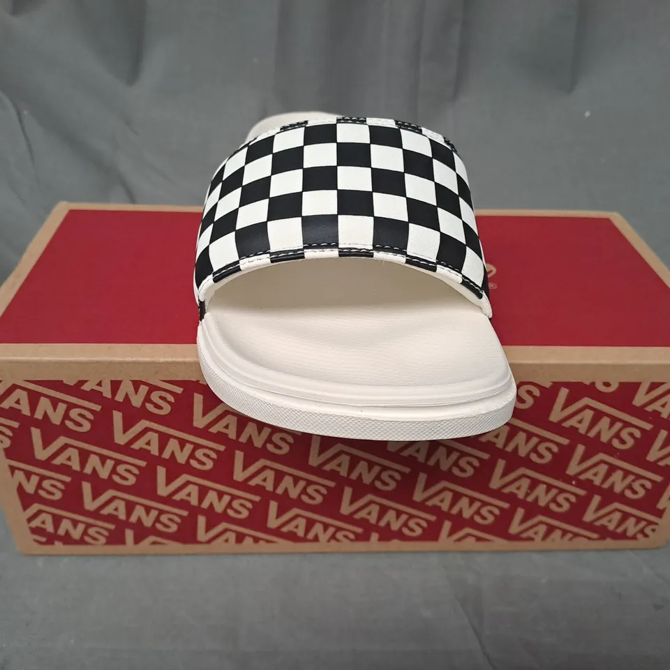 BOXED PAIR OF VANS LA COSTA SLIDERS IN WHITE/CHECKERBOARD UK SIZE 6.5