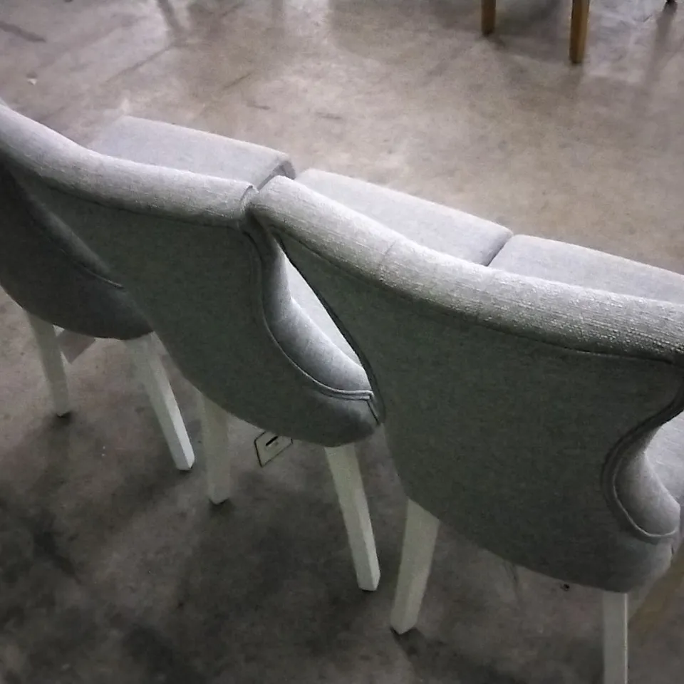 SET OF 3 LIGHT GREY FABRIC BUTTONBACK DINING CHAIRS WITH WHITE WOODEN LEGS