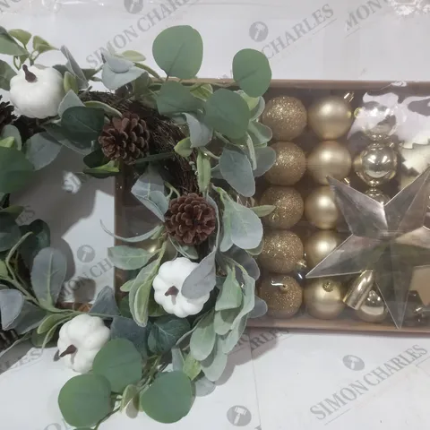 BOX OF APPROXIMATELY 10 ASSORTED DECORATIVE HOUSEHOLD ITEMS TO INCLUDE HALLOWEEN WREATH, CHRISTMAS BAUBLES, ETC