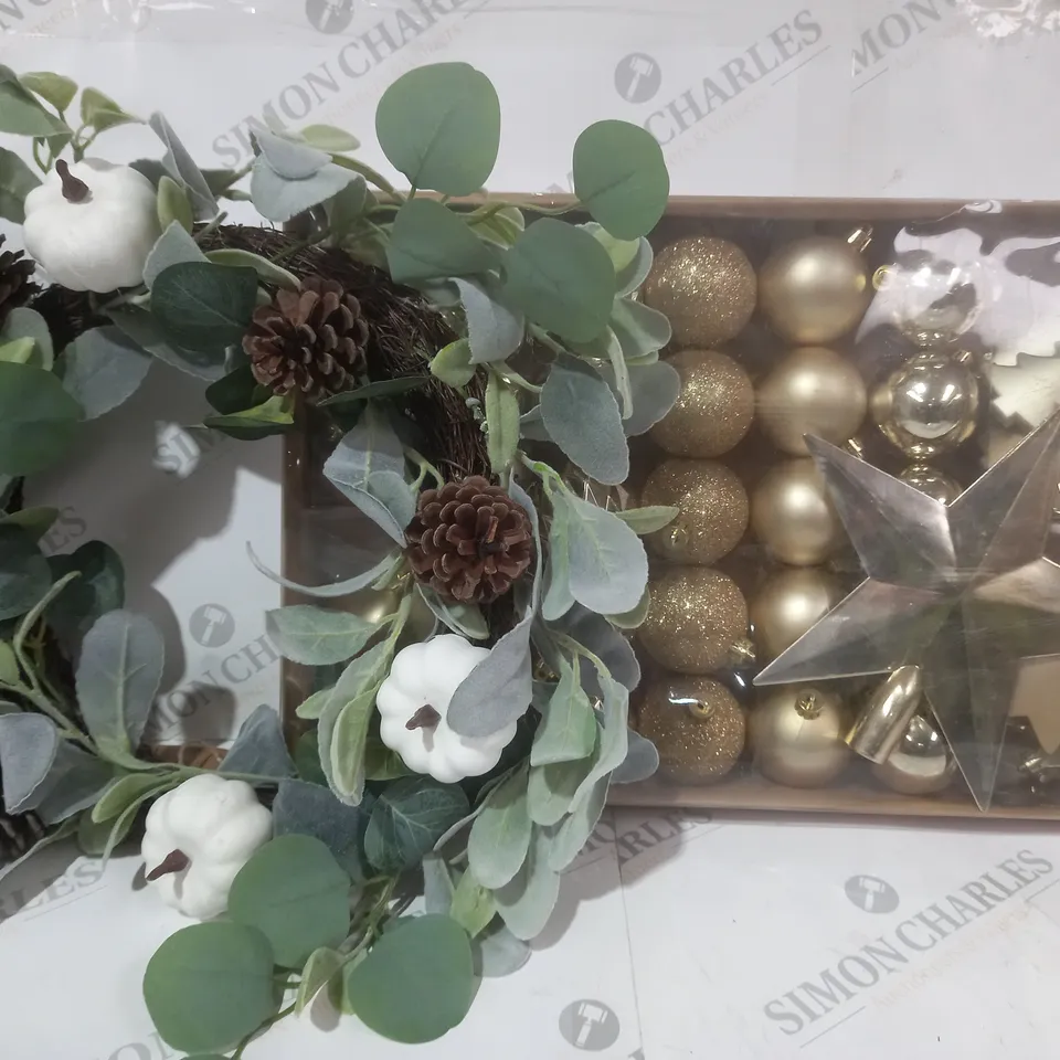 BOX OF APPROXIMATELY 10 ASSORTED DECORATIVE HOUSEHOLD ITEMS TO INCLUDE HALLOWEEN WREATH, CHRISTMAS BAUBLES, ETC