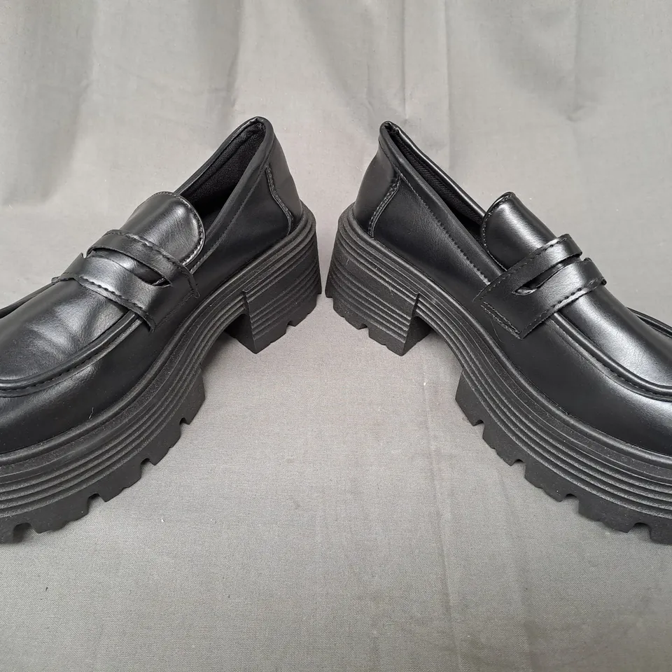 BOXED PAIR OF DESIGNER CHUNKY PLATFORM SHOES IN BLACK EU SIZE 37