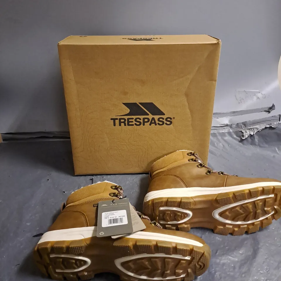 BOXED PAIR OF TRESPASS BLAIR FEMALE BOOTS LIGHT BROWN UK 5