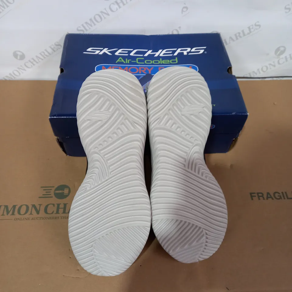 BOXED PAIR OF SKECHERS SIZE 8