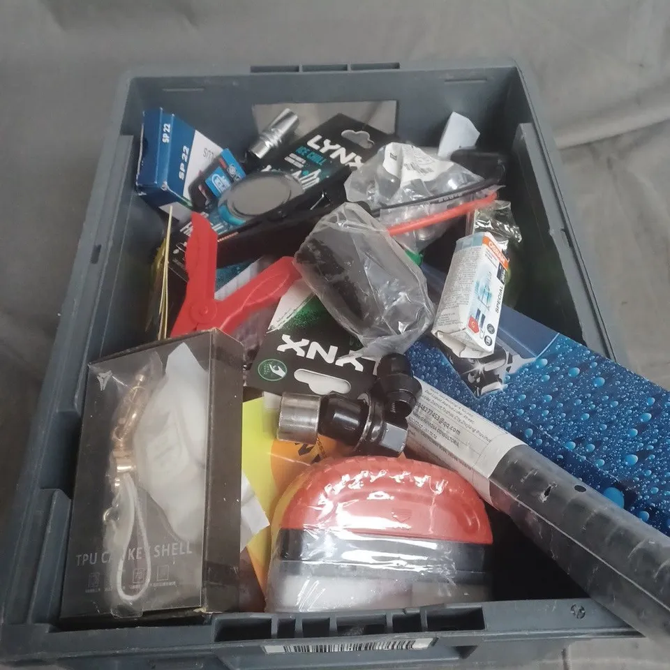 APPROXIMATELY 10 ASSORTED CAR ACCESSORIES TOO INCLUDE BOLTS , AIR FRESHENERS , ETC