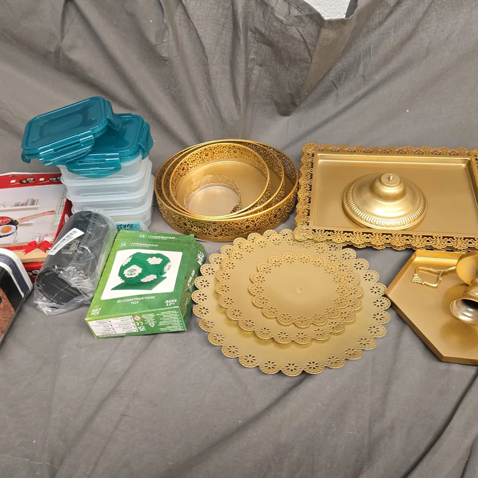 LARGE BOX OF APPROXIMATELY 8 ASSORTED HOUSEHOLD GOODS TO INCLUDE CAKE STAND, FOOD CONTAINERS, AND CREPE PAN ETC. 