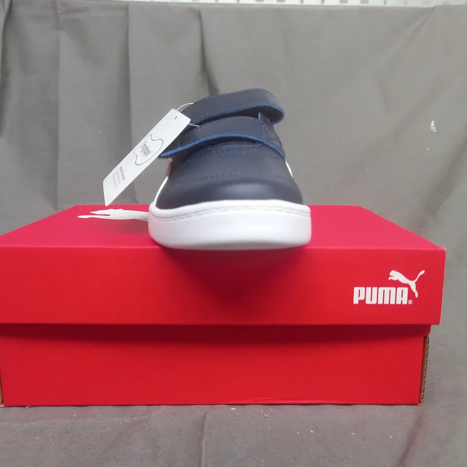 BOXED PAIR OF PUMA COURTFLEX KIDS TRAINERS IN NAVY UK SIZE 11