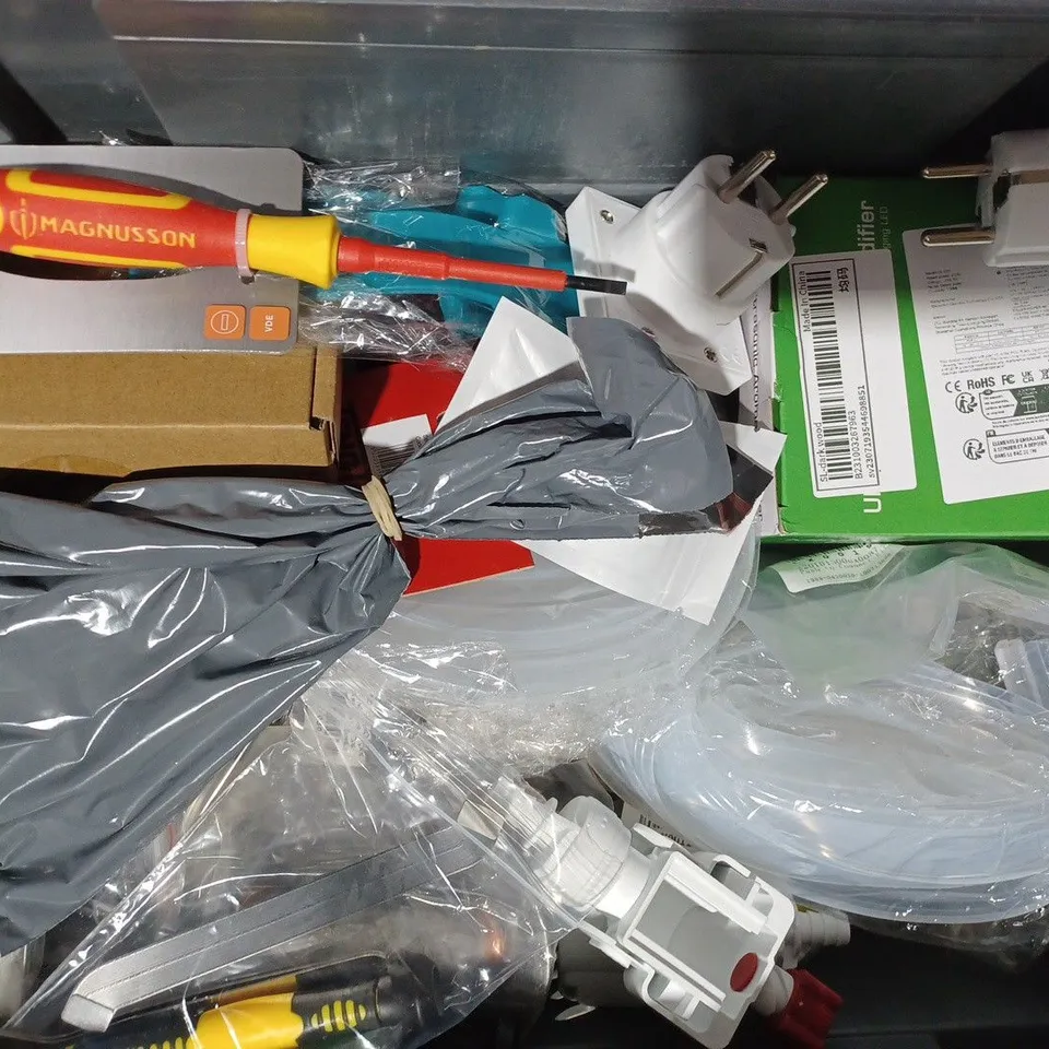 APPROXIMATELY 15 ASSORTED HOUSEHOLD ITEMS TO INCLUDE DIGITAL FOOD THERMOMETER, 3D LAMP ILLUSION, ETC