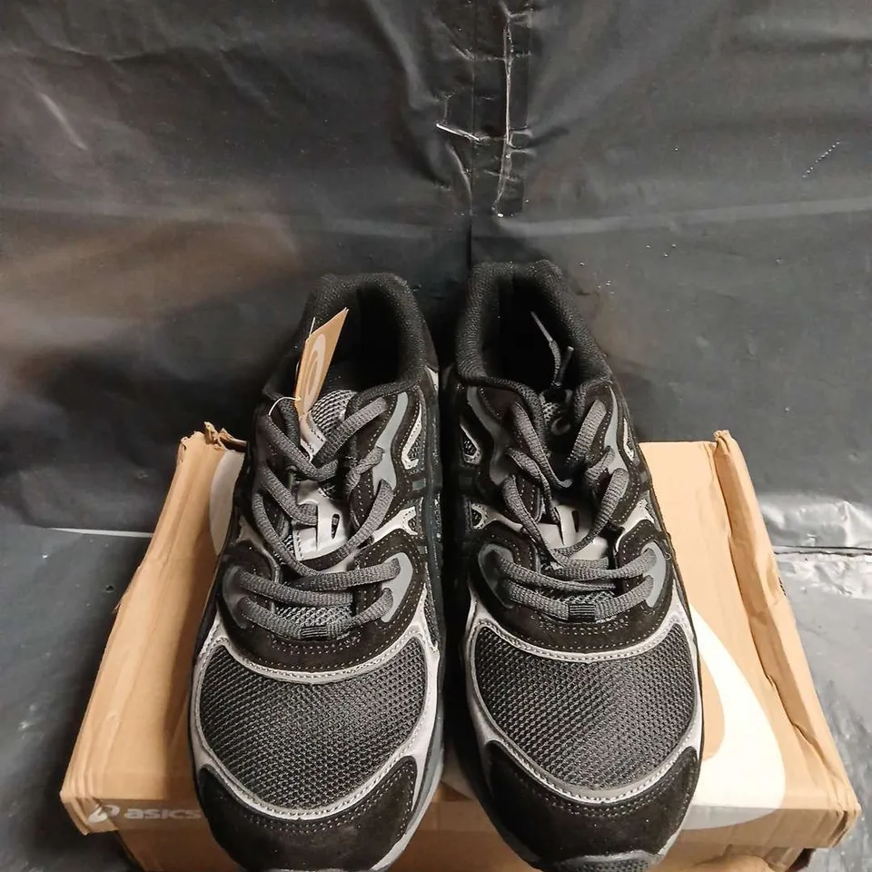 BOXED PAIR OF ASICS RUNNING SHOES – BLACK & GREY UK SIZE 10