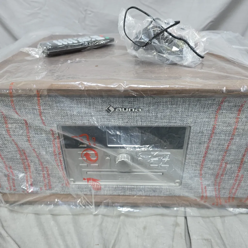 BOXED AUNA MARY ANN TURNTABLE WITH RADIO 