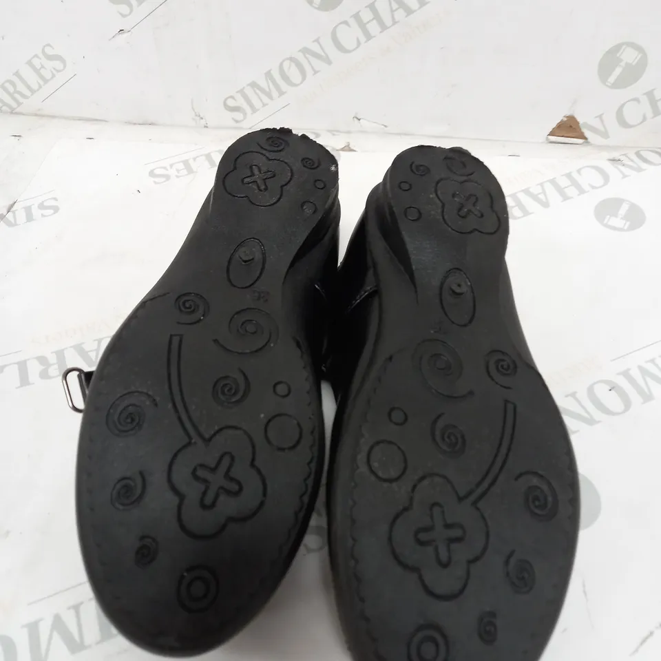 BOX OF APPROXIMATELY 10 PAIRS OF JUNIOR SCHOOL SHOES 