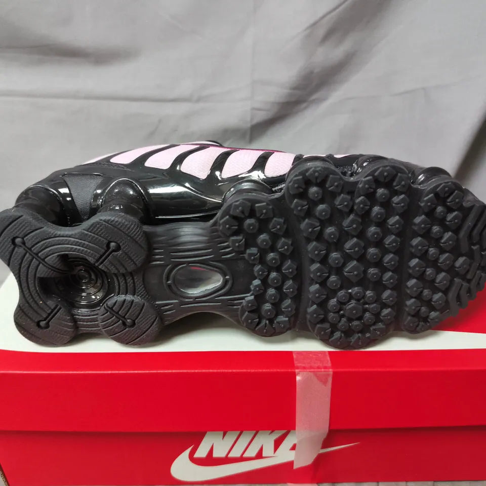 BOXED PAIR OF NIKE WOMENS SHOX TRAINERS BLACK/PINK - UK 5