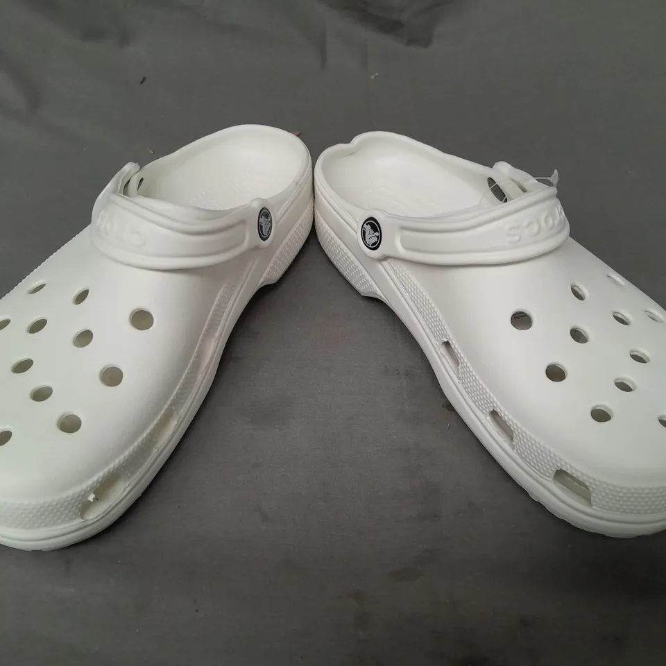 PAIR OF CROCS CLASSICS IN OFF-WHITE UK SIZE M6/W7