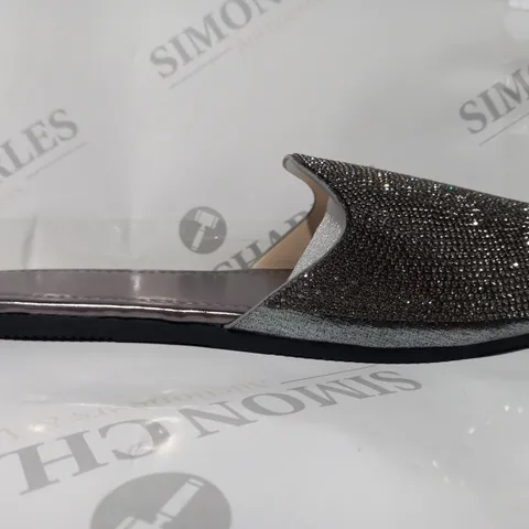 BOXED PAIR OF DESIGNER OPEN TOE FLIP FLOPS IN METALLIC SILVER W. JEWEL EFFECT EU SIZE 42