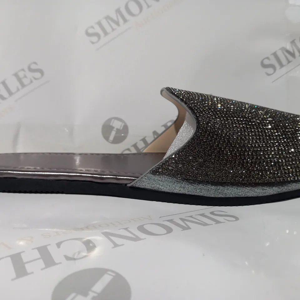 BOXED PAIR OF DESIGNER OPEN TOE FLIP FLOPS IN METALLIC SILVER W. JEWEL EFFECT EU SIZE 42