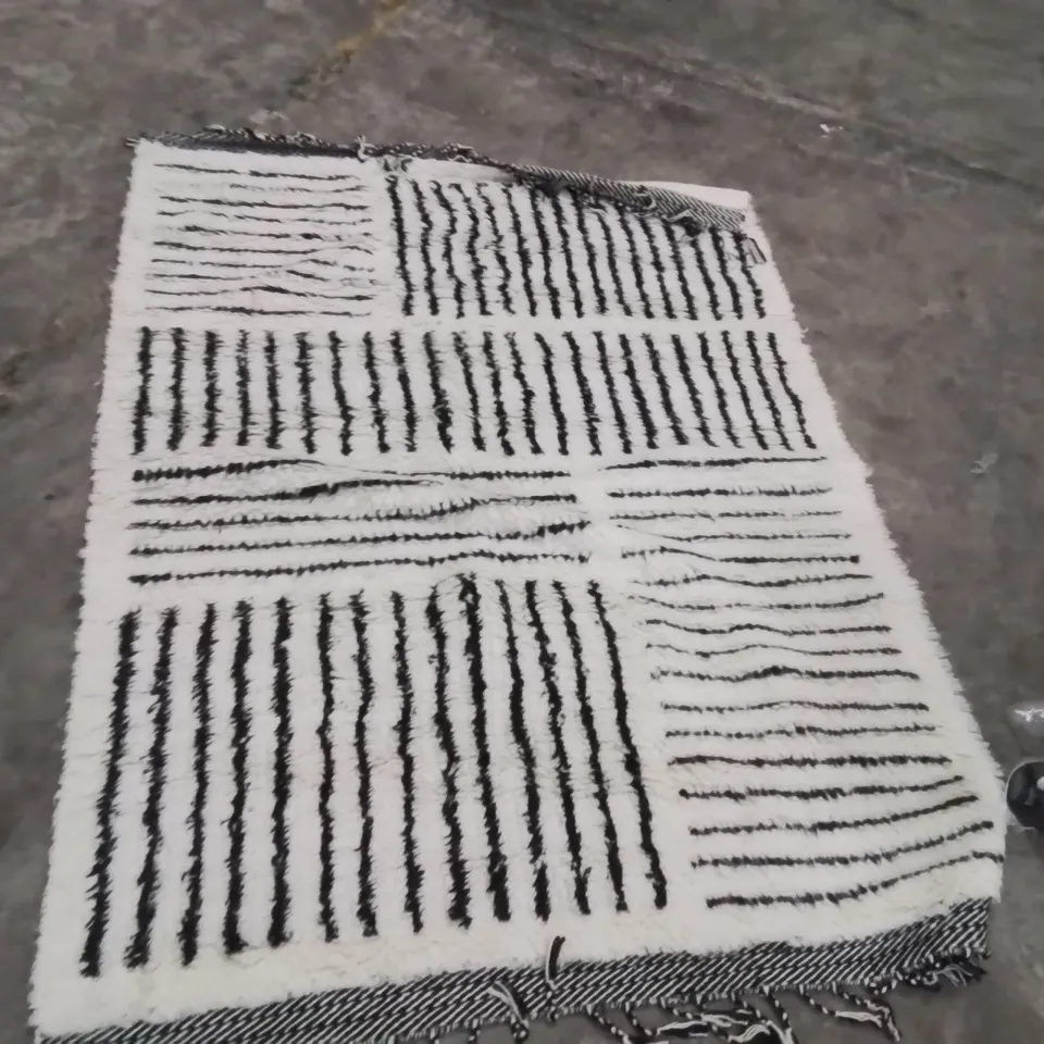 QUALITY DESIGNER RUG APPROXIMATELY 216X162