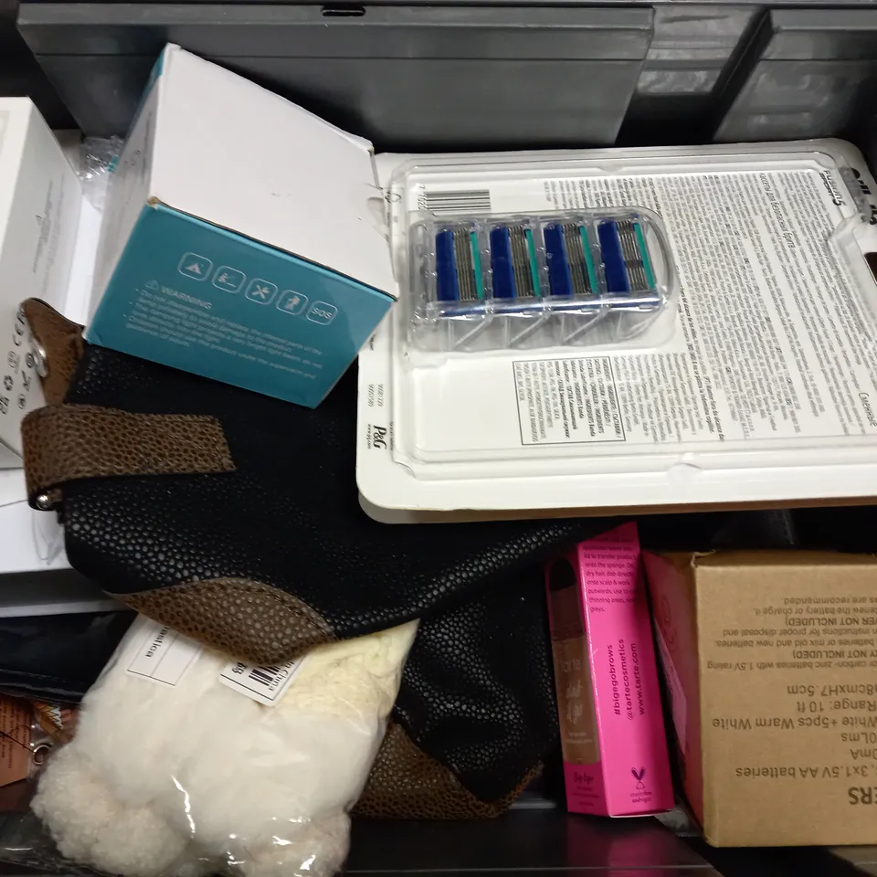 BOX OF APPROX 15 ASSORTED ITEMS TO INCLUDE - GILLETTE FUSION SPORT 5 - BLUKAR CAMPING LANTERN - TARTEDAB & GO HAIR CONCEALER ECT