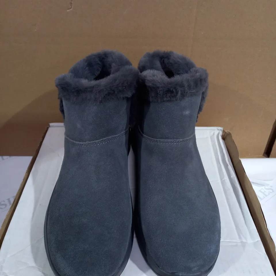 SKECHERS ARCHFIT JOY CHUGGA BOOTS CHARCOAL SIZE 5