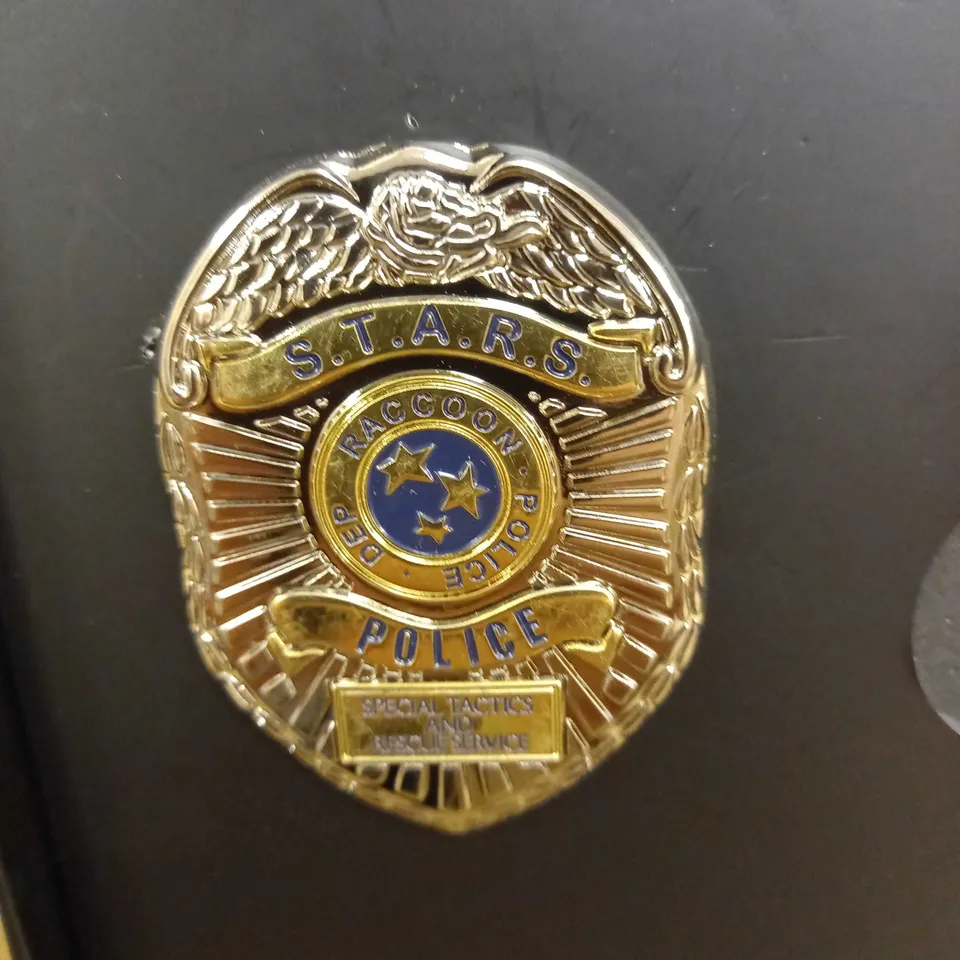 LOT OF 3 ITEMS INCLUDING RESIDENT EVIL 3 LIMITED EDITION BADGE, MARVEL VS CAPCOM AND RESIDENT EVIL VIII BIOHAZARD GAMES, BLIZZARD AUTHENTICATOR