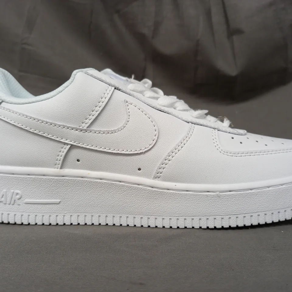 PAIR OF NIKE AIR FORCE 1 SHOES IN WHITE UK SIZE 7