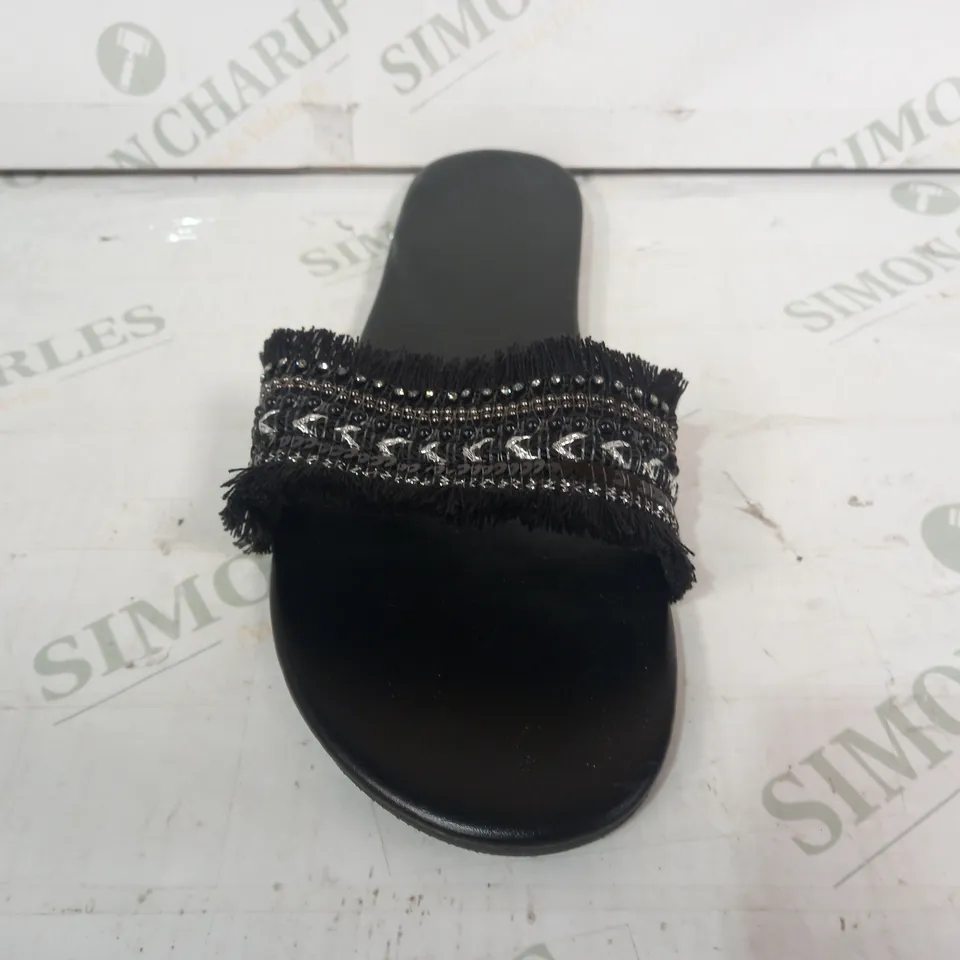 PAIR OF DESIGNER OPEN TOE FLAT SANDALS IN BLACK EU SIZE 42
