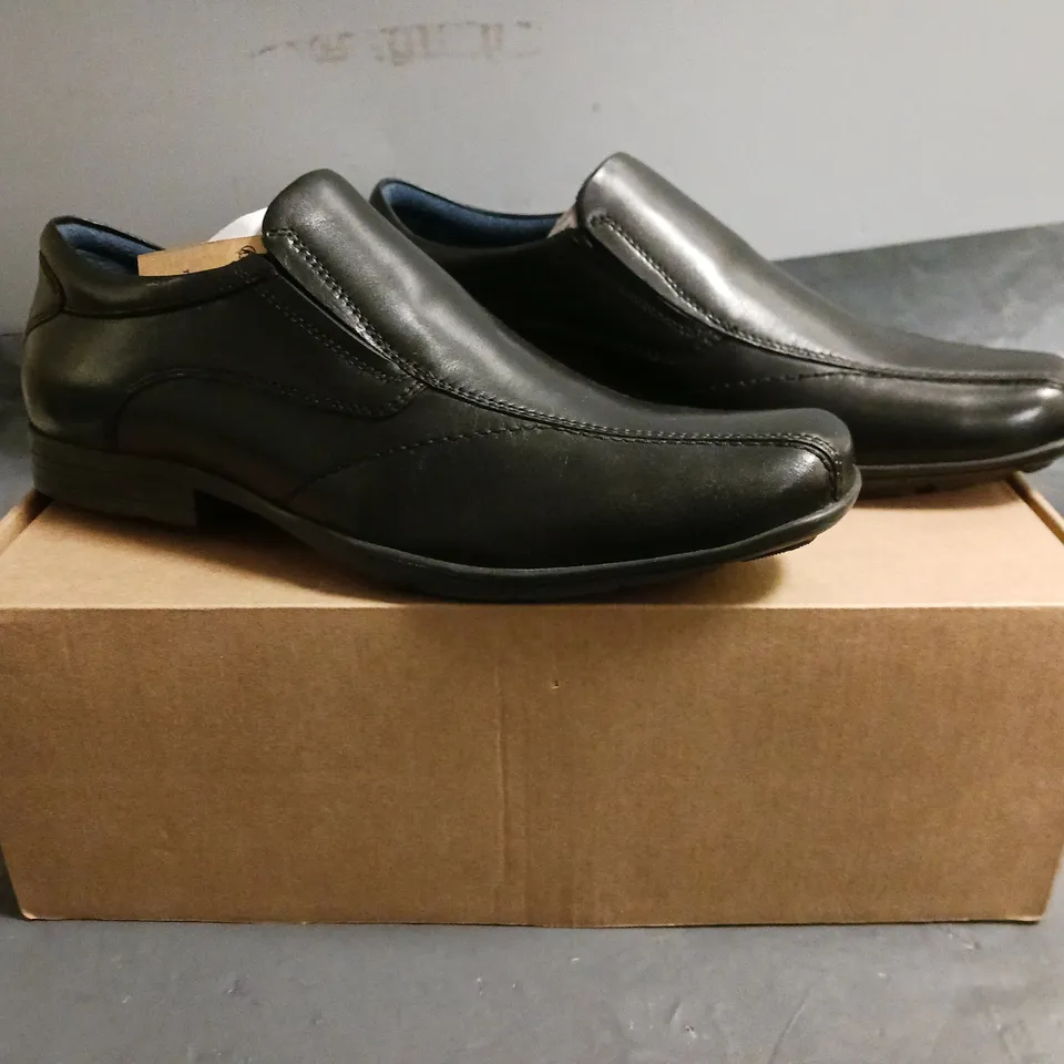 BOXED PAIR OF POD SLIP-ON SHOES IN BLACK UK SIZE 7