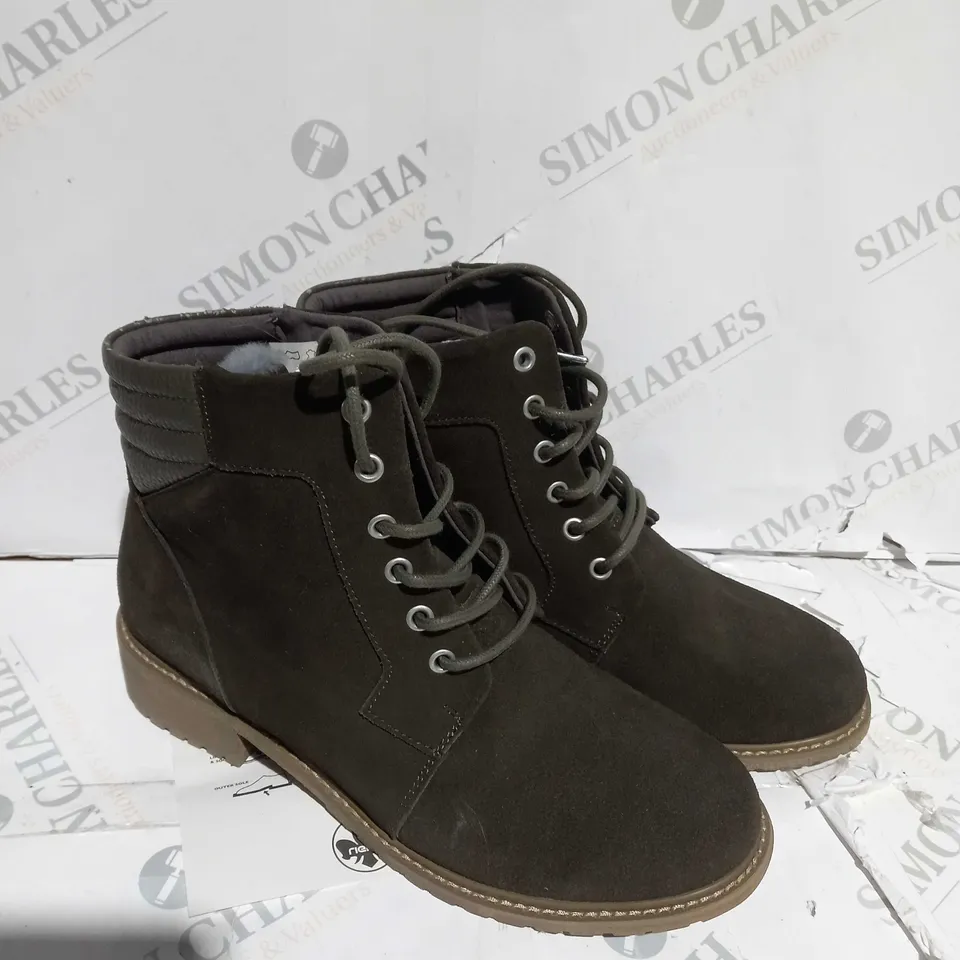 BOXED PAIR OF EMU EXPLORER BIRICET LACE UP WATERPROOF ANKLE BOOTS IN DARK OLIVE - UK SIZE 7