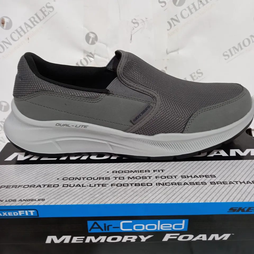 BOXED PAIR OF SKECHERS AIR COOLED MEMORY FOAM TRAINERS IN GREY SIZE 10
