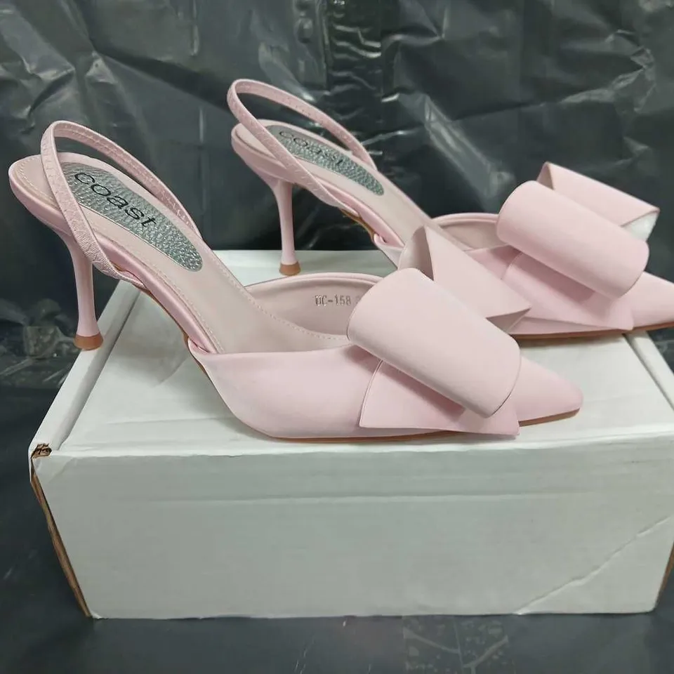 BOXED PAIR OF COAST POINTED TOE HEELED SANDALS IN PINK W. BOW DETAIL SIZE EU 39
