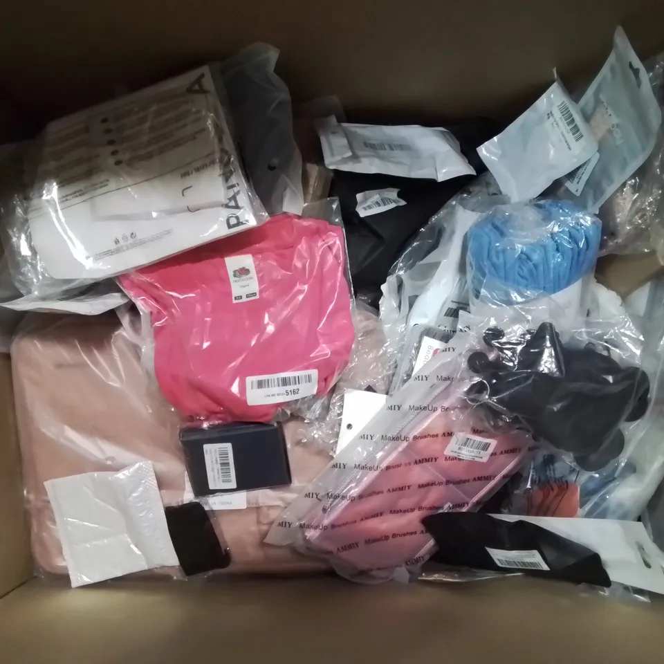 BOX CONTAINING LARGE AMOUNT OF MIXED FASHION ITEMS, CLOTHING, COSTUME/DRESS UP JEWELLERY ETC.