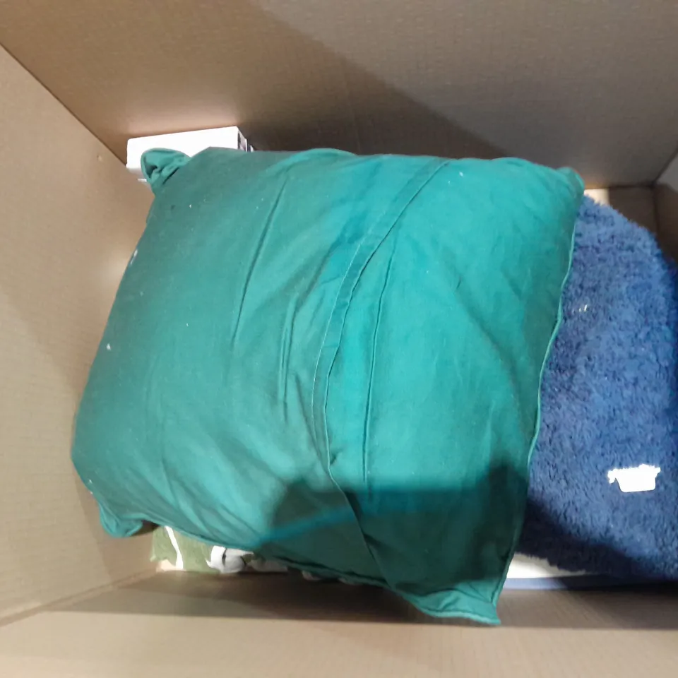 BOX OF APPROXIMATELY 10 ASSORTED BEDDING AND SOFT FURNISHING ITEMS TO INCLUDE - THROW PILLOWS - TOWELS - FITTED SHEET ETC. 