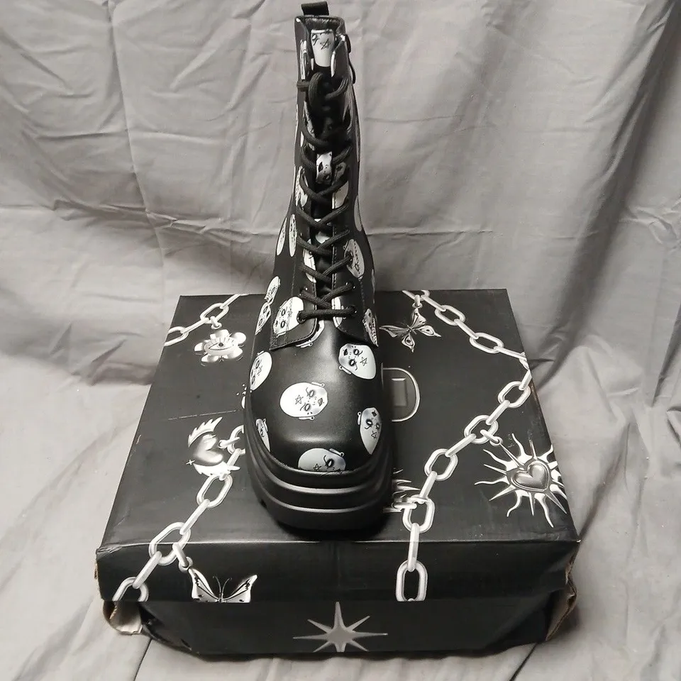 BOXED KOI WITCH BABY TRIDENT PLATFORM BOOTS IN BLACK - UK 10