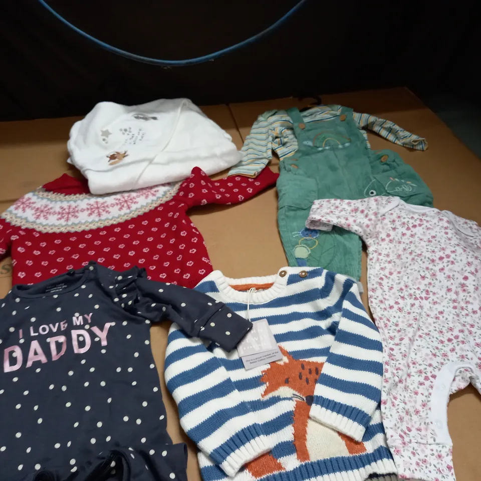 LOT OF APPROX. 10 ASSORTED BABY SLEEPSUITS/CLOTHES VARYING IN STYLE/SIZE/COLOUR