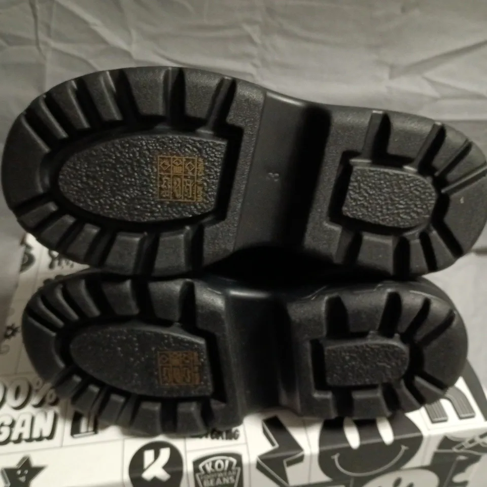 BOXED KOI TAKEDA SWORD TRAINERS IN BLACK - UK 3