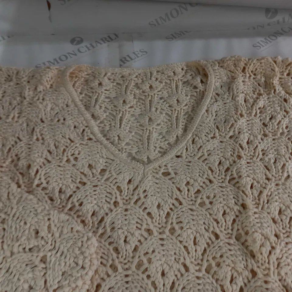 LOT OF 10 CROCHET PULL V-NECK JUMPERS IN ECRU - SIZE UNSPECIFIED