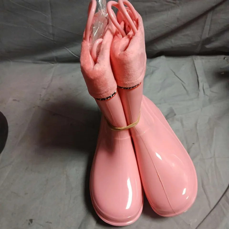 BOX OF APPROXIMATELY 18 PAIRS OF ASSORTED SHOES IN VARIOUS COLOUR, STYLES AND SIZES