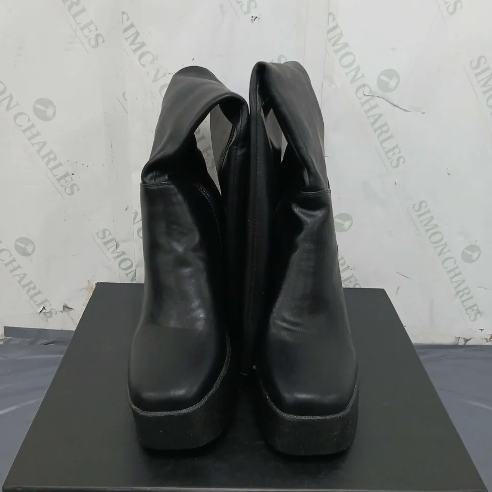 BOXED PAIR OF WOMENS LAMODA WIDE FIT LEATHER ZIPPED BOOTS SIZE 4