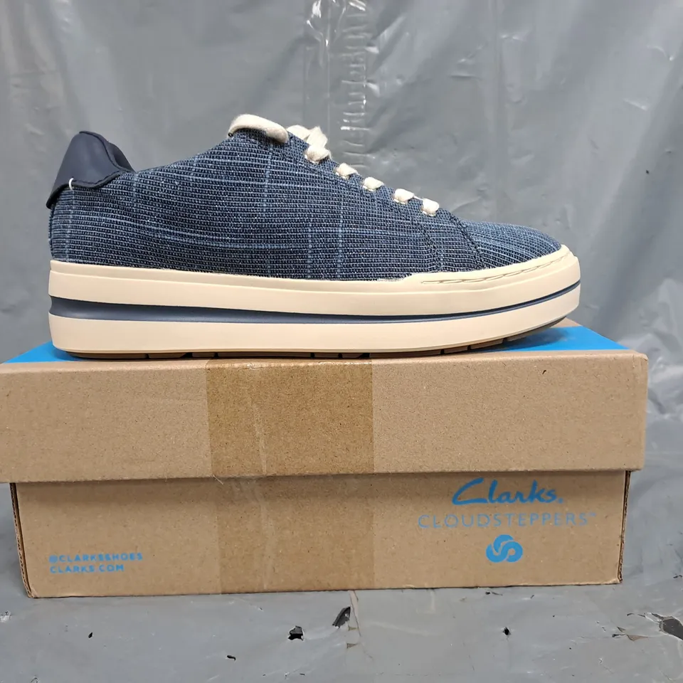 BOXED PAIR OF CLARKS CLOUDSTEPPERS SHOES IN NAVY SIZE UK 4
