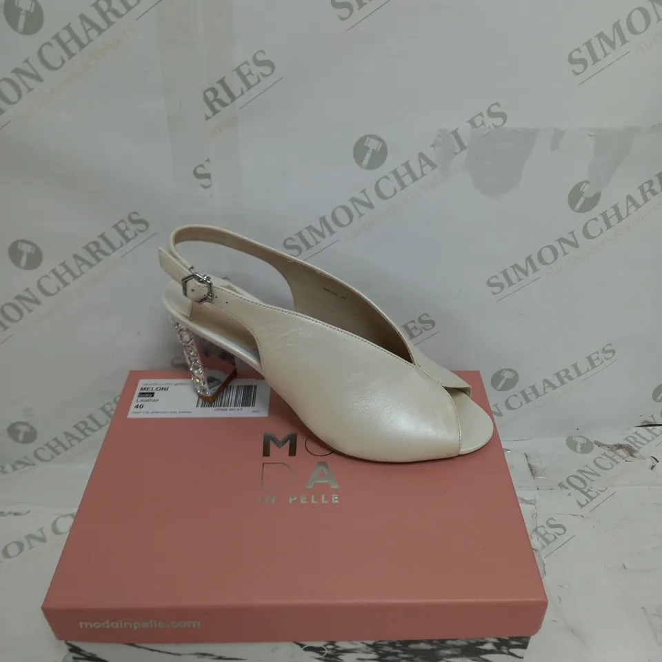 BOXED PAIR OF MODA IN PELLE MELONI IVORY LEATHER SIZE 40 