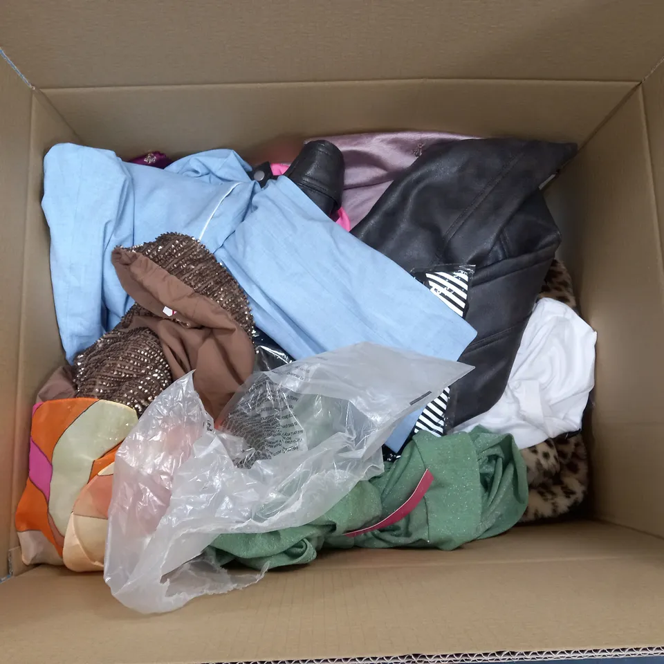 LARGE QAUNTIITY OF ASSORTED CLOTHING ITEMS TO INCLUDE DRESSES, JEANS, SHIRTS, ETC