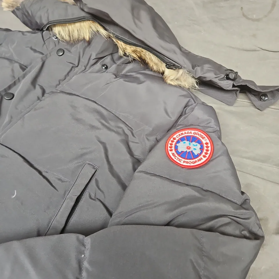 CANADA GOOSE FULL ZIP COAT WITH FUR HOOD - SIZE L