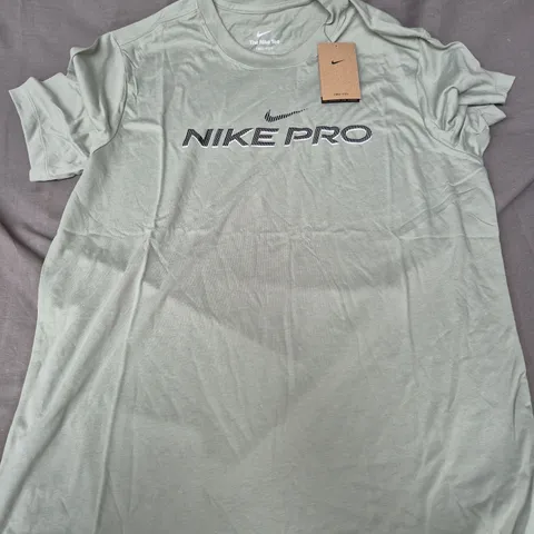 THE NIKE TEE NIKE PRO PRINT TEE IN GREEN - LARGE