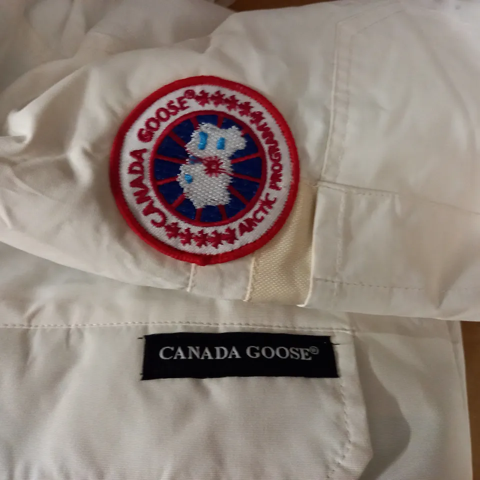 CANADA GOOSE WHITE PADDED COAT - SIZE UNSPECIFIED