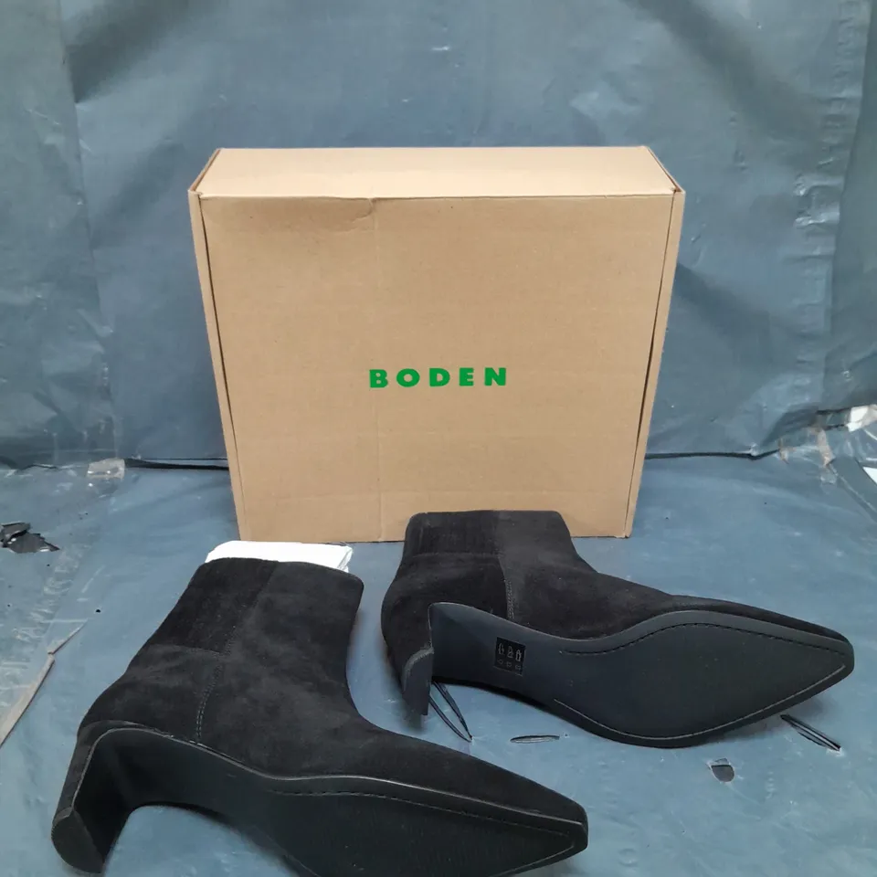 BOXED PAIR OF BLACK HEEL BOOTS SUEDE - EU 41 