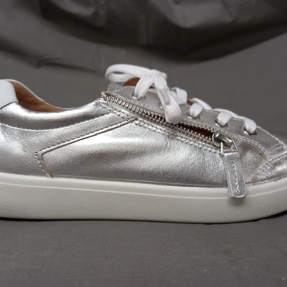BOXED PAIR OF HOTTER CHASE II WIDE SHOES IN METALLIC SILVER UK SIZE 7