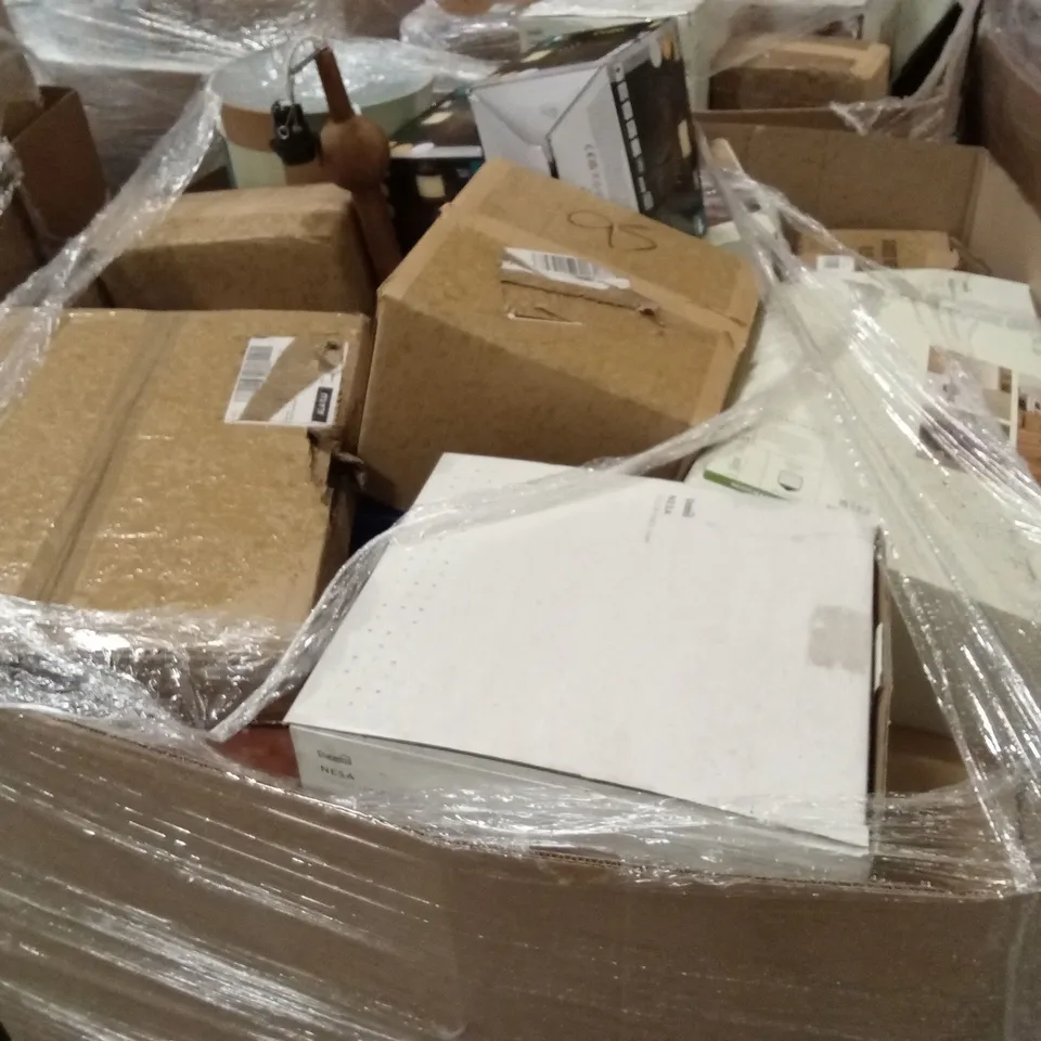 PALLET OF APPROXIMATELY 25 ASSORTED INDOOR LIGHTING PRODUCTS