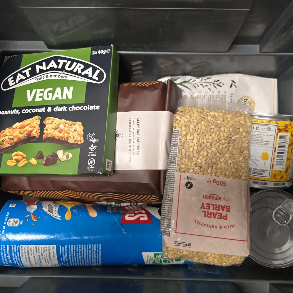 APPROXIMATELY 8 ASSORTED FOOD & DRINK ITEMS TO INCLUDE WINE GUMS, PRINGLES, SWEETCORN, ETC - COLLECTION ONLY