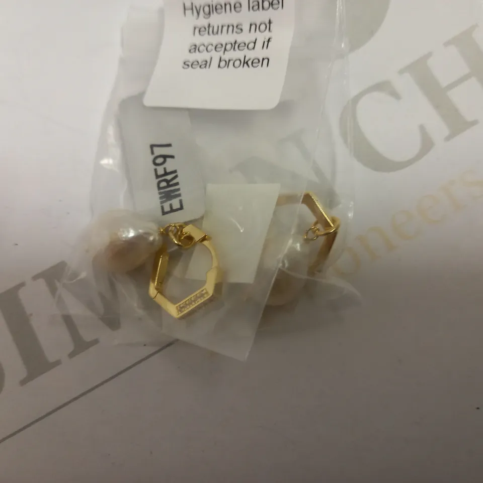 GEMPORIA GOLD EFFECT EARRINGS WITH PEARL EFFECT PENDANT
